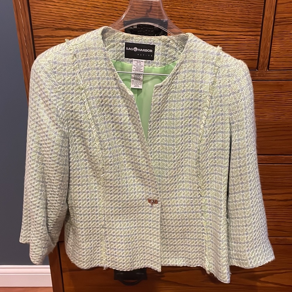 3/4 length sleeves. Beautiful weave pattern. Look your best this spring.